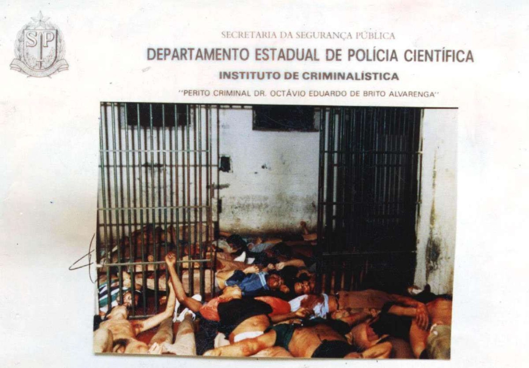         Brasil. São Paulo-SP. Agenda: Rebelião no Carandiru. Crédito: Arquivo/AE/Reprodução. CD: 01/04/1997. Corpos caídos no chão de presidiários mortos na chacina do Carandiru no Relatório do IML. Rubrica 