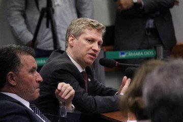 'Não é justo que o cidadão pague a conta dos altos salários de parte do funcionalismo público. Precisamos de transparência, legalidade e respeito ao dinheiro do pagador de imposto', afirmou o líder do partido, Marcel van Hattem -  (crédito: Elaine Menke/Câmara dos Deputados)