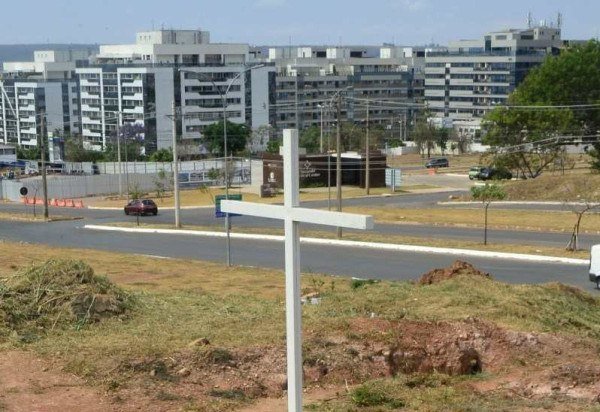  10/10/2024 Cr&eacute;dito: Marcelo Ferreira/CB/D.A Press. Brasil. Bras&iacute;lia - DF - Comunidade Santo Ant&ocirc;nio de Padua do Noroeste, ganha terreno para construtura&ccedil;&atilde;o de par&oacute;quia. Joaquina Zaltum ( cal&ccedil;a preta ), Maria das Gra&ccedil;as Santiago  ( &oacute;culos ) e Cecilia Braga ( sem &oacute;culos ) -  (crédito:  Marcelo Ferreira/CB/D.A Press)