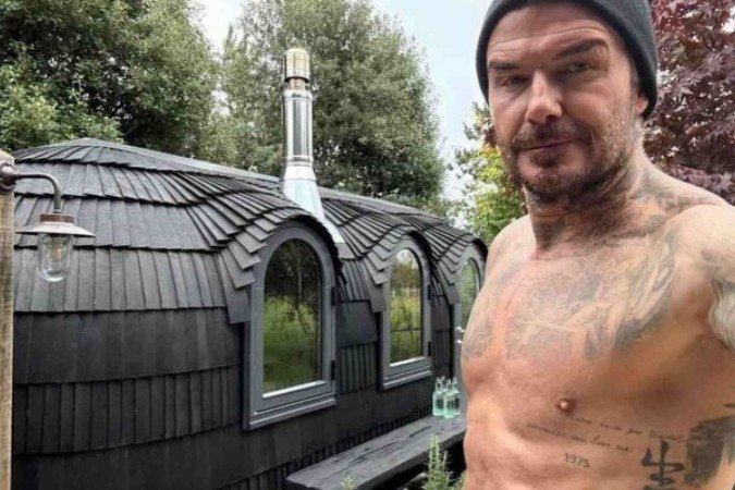 David Beckham faz um registro ao lado de suas galinhas -  (crédito: Foto: Reprodução / Instagram)