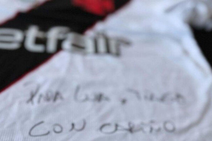 Tiago Leifert exibe a camisa personalizada com o nome da filha, Lua -  (crédito: Foto: Reprodução / Instagram)