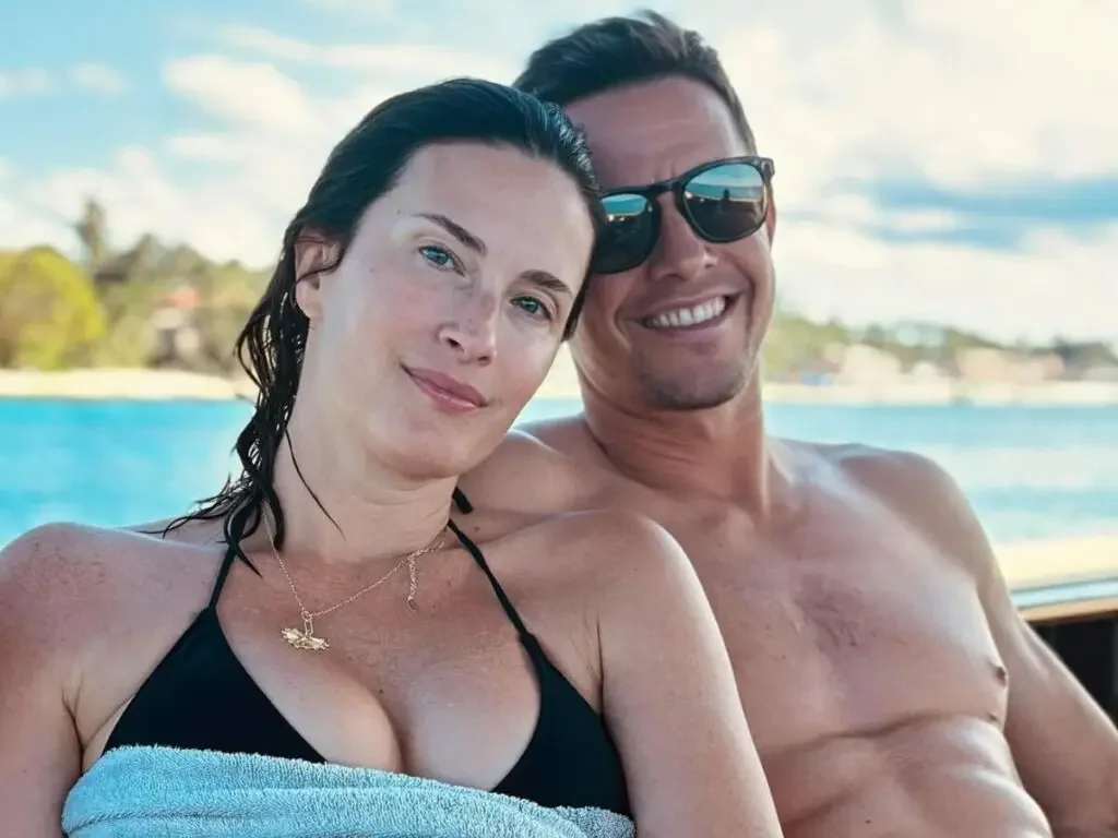 O registro, que rapidamente ganhou destaque na mídia, mostra o ator de 53 anos de costas, aproveitando um banho ao ar livre com vista para o mar - (crédito: Reprodução/Instagram/@byrheawahlberg) O registro, que rapidamente ganhou destaque na mídia, mostra o ator de 53 anos de costas, aproveitando um banho ao ar livre com vista para o mar - (crédito: Reprodução/Instagram/@byrheawahlberg)