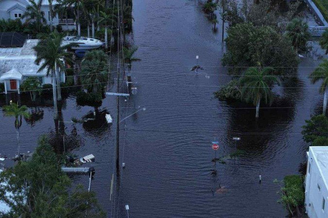 Águas da enchente inundam um bairro depois que o furacão Milton atingiu a costa em 10 de outubro de 2024, em Punta Gorda, na Flórida - (crédito: JOE RAEDLE / GETTY IMAGES NORTH AMERICA / GETTY IMAGES VIA AFP) Águas da enchente inundam um bairro depois que o furacão Milton atingiu a costa em 10 de outubro de 2024, em Punta Gorda, na Flórida - (crédito: JOE RAEDLE / GETTY IMAGES NORTH AMERICA / GETTY IMAGES VIA AFP)