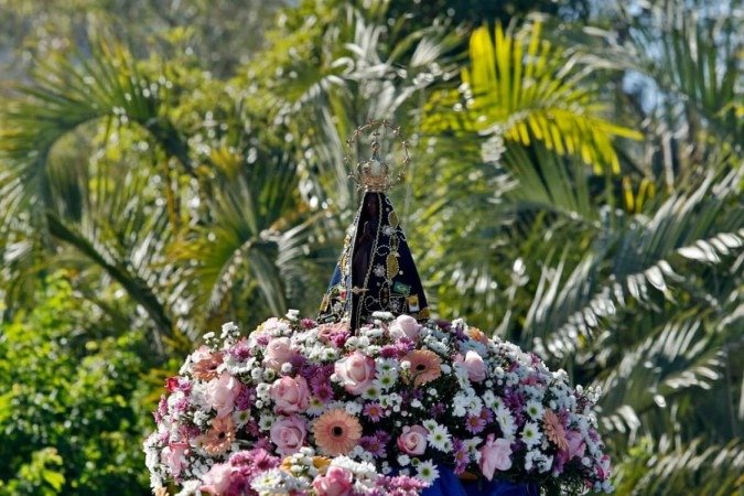 Oferecer flores à Nossa Senhora Aparecida é um gesto de fé e devoção (Imagem: Sidney de Almeida | Shutterstock) - (crédito: EdiCase) Oferecer flores à Nossa Senhora Aparecida é um gesto de fé e devoção (Imagem: Sidney de Almeida | Shutterstock) - (crédito: EdiCase)