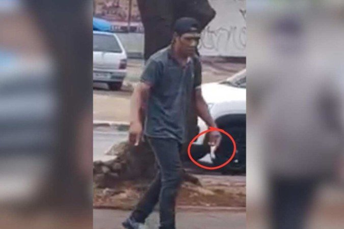 No local, os policiais encontraram o homem intimidando pedestres com uma faca em mãos - (crédito: Reprodução/Redes sociais) No local, os policiais encontraram o homem intimidando pedestres com uma faca em mãos - (crédito: Reprodução/Redes sociais)