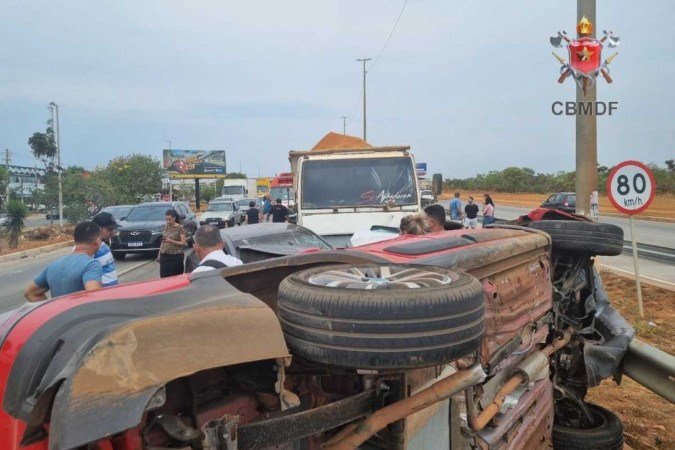 Uma ageira, não identificada, foi transportada, consciente e orientada, ao Hospital de Base - (crédito: Divulgação/CBMDF) Uma ageira, não identificada, foi transportada, consciente e orientada, ao Hospital de Base - (crédito: Divulgação/CBMDF)