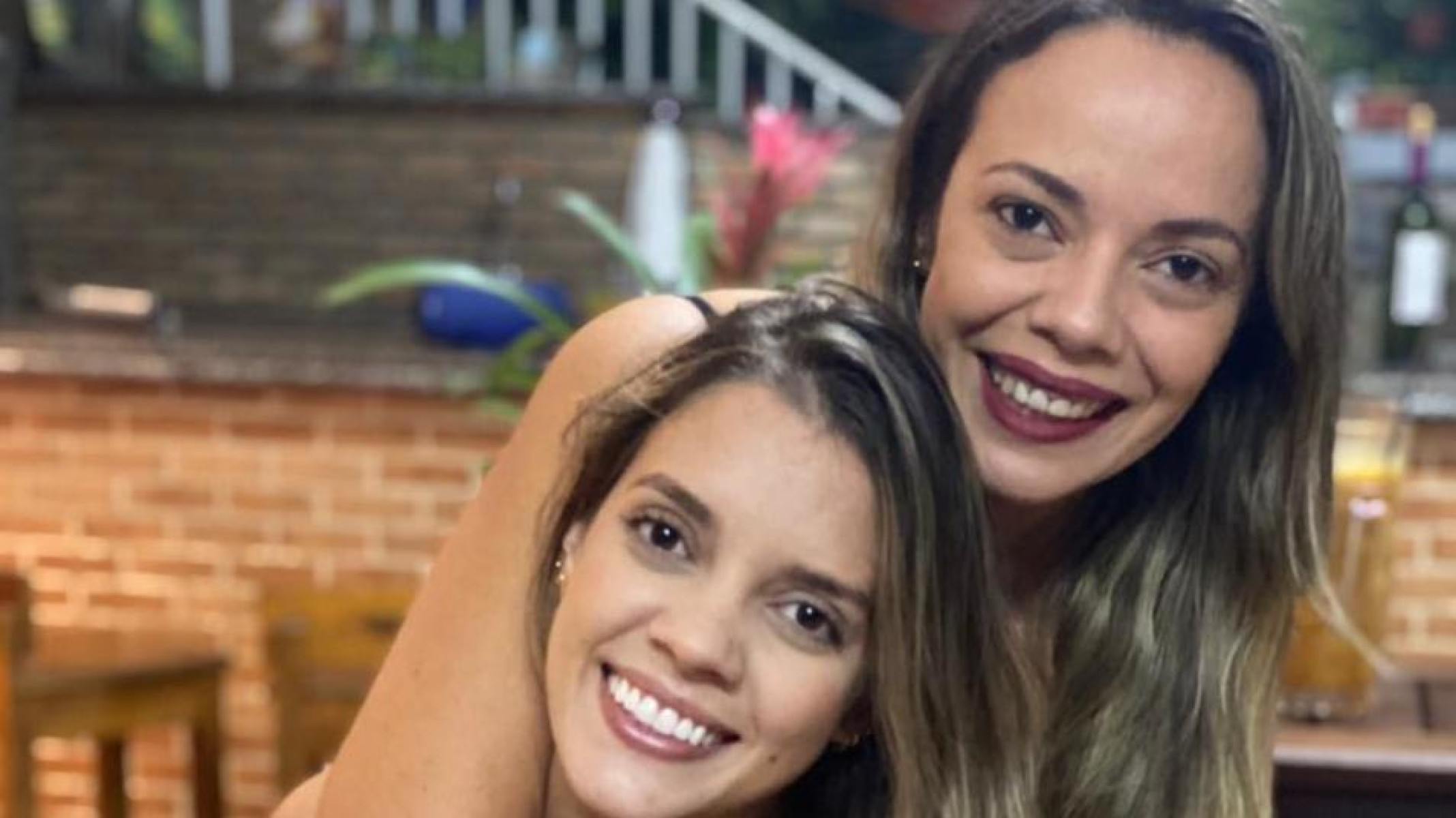 Camila chora abraçada à mãe após Tribunal do Júri inocentar Rosália -  (crédito: Arquivo pessoal)