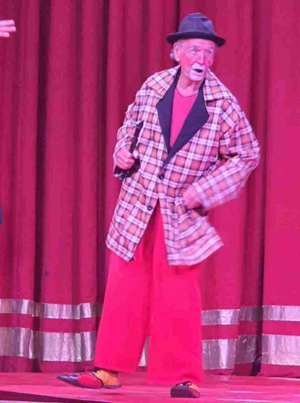 O palha&ccedil;o do circo, Formiguinha, av&ocirc; de Joici e Juliana, &eacute;, aos 83 anos, considerado o mais velho do Brasil 