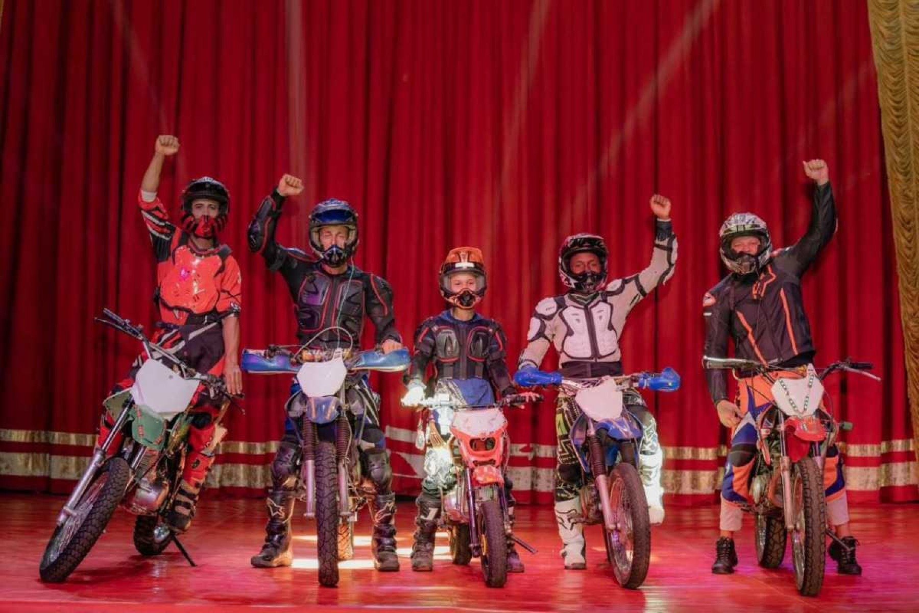 Integrantes da 5&ordf; gera&ccedil;&atilde;o da fam&iacute;lia comandam o picadeiro do circo 