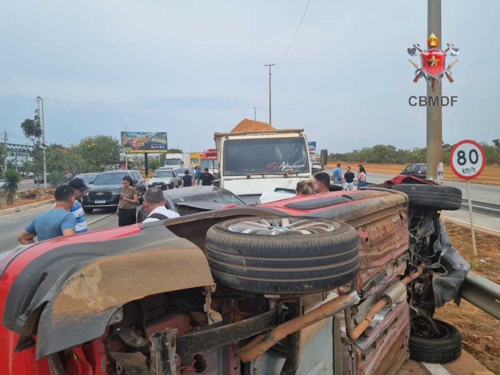 Engavetamento de caminhão e carros impacta trânsito na via Estrutural 