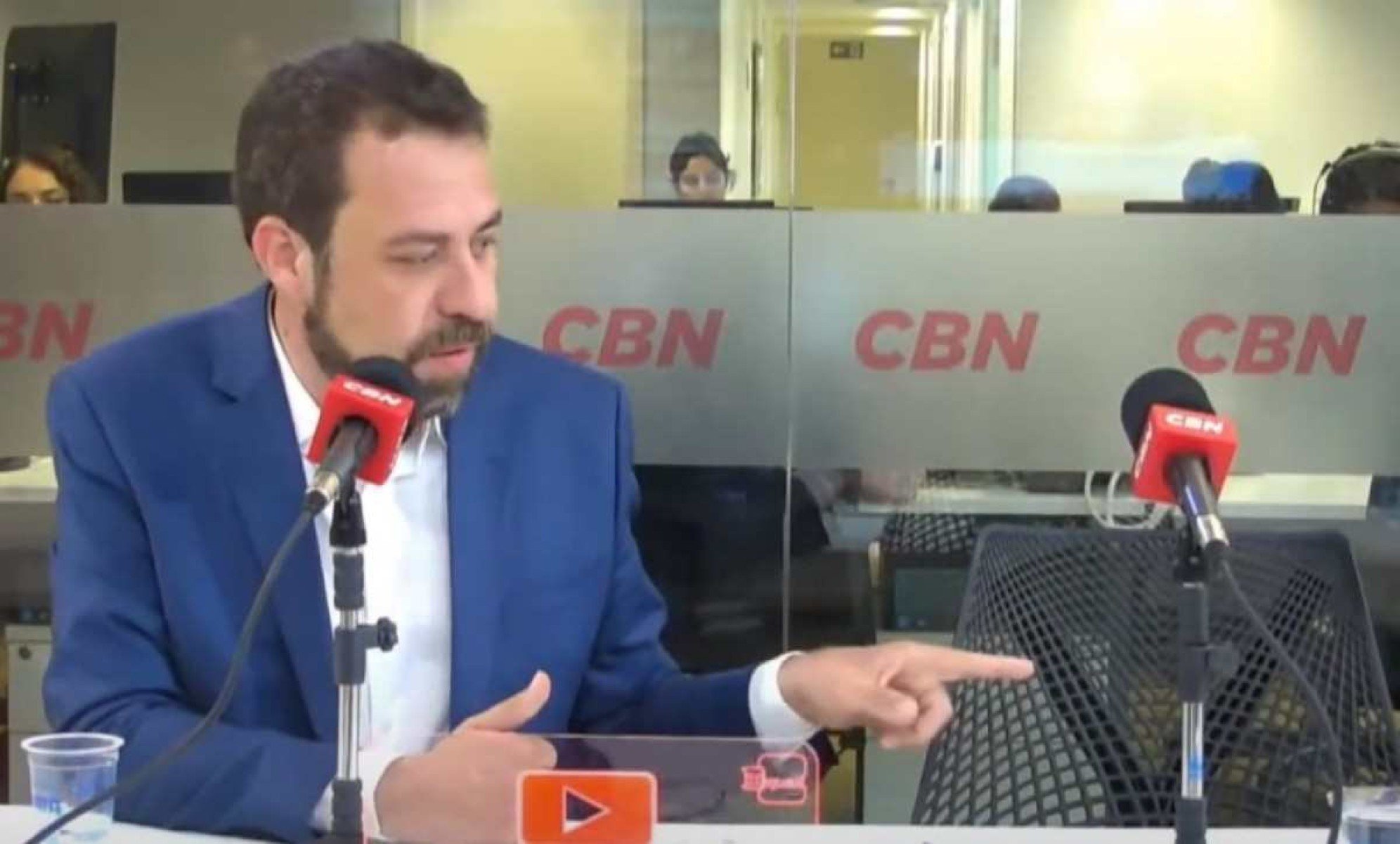 Boulos dirige perguntas a cadeira vazia em ausência de Nunes em debate