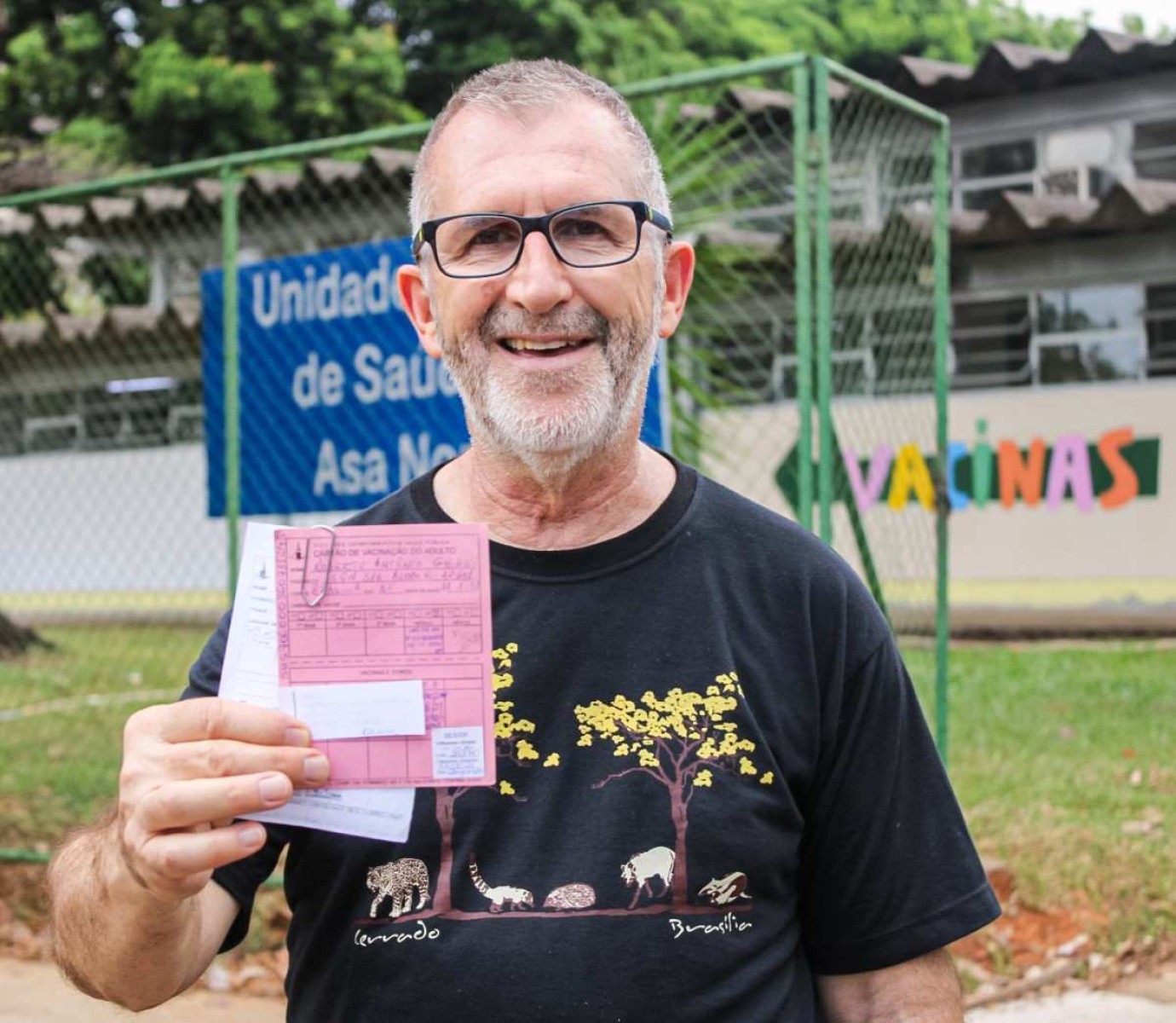 Roberto Antônio Ghiggi mostra o caderno vacinal em dia, fundamental para a saúde