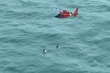 O fenômeno já matou pelo menos 14 pessoas e provocou prejuízos bilionários na Flórida -  (crédito: AFP PHOTO / HANDOUT / US COAST GUARD)