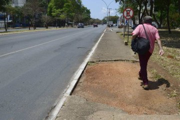 Obras devem resolver problemas como calçadas deterioradas, chão esburacado e falta de rampas -  (crédito: Marcelo Ferreira/CB/D.A Press)