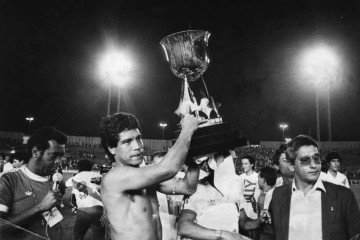 28/04/1995. Credito:  Olavo Rufino/CB/D.A Press. Brasil. Brasilia - DF. Diaz, capitão da Selecao do Peru, levanta a taca Presidente Tancredo Neves, de campeao do jogo amistoso contra a Selecao Brasileira de Futebol no Estadio Mane Garrincha.
CB, Neg.: F 109. Pasta: FUTEBOL SELECAO DO PERU
CB, 29/04/1985. Capa -  (crédito: Olavo Rufino/CB/D.A Press)