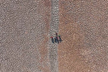 Fotógrafo acompanha famílias que vivem em comunidades indígenas próximas a Manaus, Amazonas. A seca do Rio Negro transformou o percurso, antes percorrido a barco, em estrada     -  (crédito: Chico Batata)