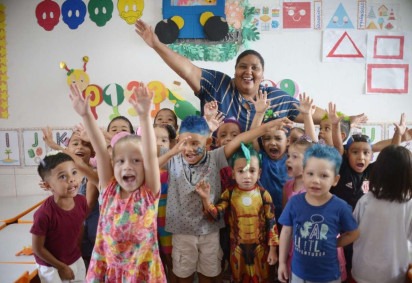 No dia do cabelo maluco, os alunos, de 3 a 4 anos de idade, todos com penteados inusitados, posaram ao lado de Geilsa para a foto -  (crédito:  Ed Alves/CB/DA.Press)