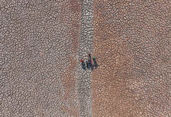 Fotógrafo acompanha famílias que vivem em comunidades indígenas próximas a Manaus, Amazonas. A seca do Rio Negro transformou o percurso, antes percorrido a barco, em estrada     -  (crédito: Chico Batata)