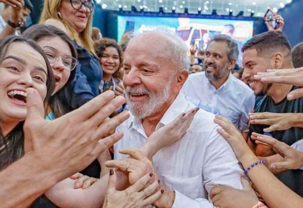 Lula em Fortaleza durante cerimônia de entrega de novos ônibus escolares do Ministério da Educação para municípios do Ceará 
  -  (crédito: Ricardo Stuckert/PR)