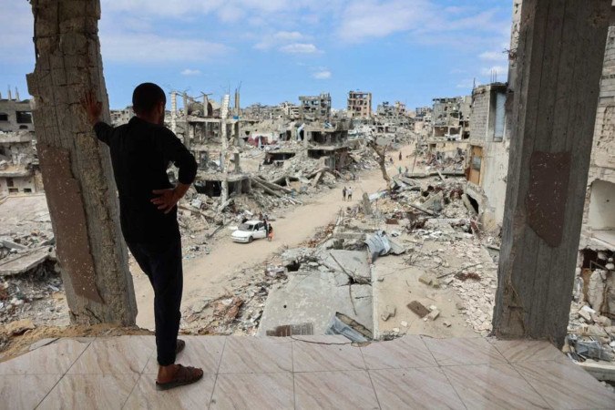 Prédios destruídos no bairro de Shujaiya, na Cidade de Gaza, praticamente inabitável: antes da guerra, 500 mil pessoas viviam no local  -  (crédito: Omar Al-Qattaa/AFP)