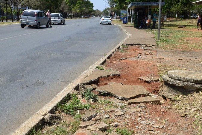  11/10/2024 Crédito: Marcelo Ferreira/CB/D.A Press. Brasil. Brasília - DF - Calçasdas deterioradas, chão esburacado, falta de rampas e entulho faz parte do dia a dia dos moradores da W 3 Norte. 716 Norte.
