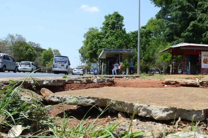  11/10/2024 Crédito: Marcelo Ferreira/CB/D.A Press. Brasil. Brasília - DF - Calçasdas deterioradas, chão esburacado, falta de rampas e entulho faz parte do dia a dia dos moradores da W 3 Norte. 716 Norte.