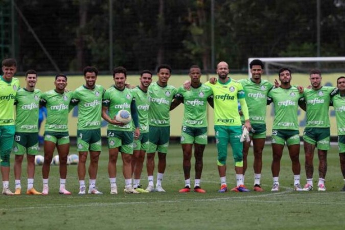  Os jogadores Leandro, R..mulo, Rony, Felipe Anderson, Raphael Veiga, Figueiredo, L..zaro, Caio Paulista, Marcelo Lomba, Murilo, Gabriel Menino, Z.. Rafael e Dudu (E/D), da SE Palmeiras, durante treinamento, na Academia de Futebol. (Foto: Cesar Greco/Palmeiras/by Canon)
     -  (crédito:  CESAR GRECO)