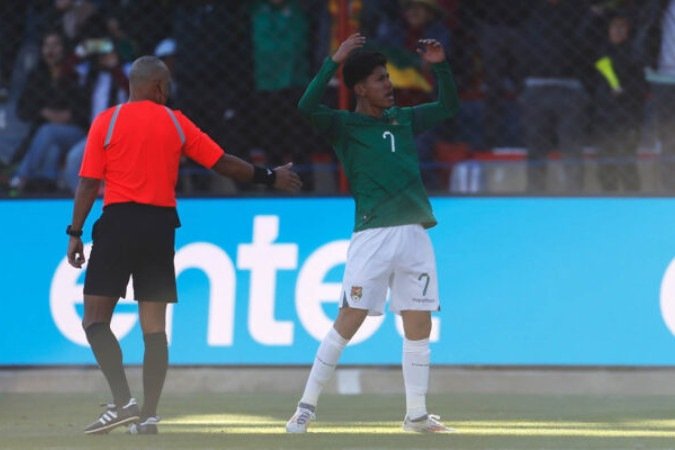 EL ALTO, BOLIVIA - OCTOBER 10: Miguel Terceros of Bolivia celebrates after scoring the team's first goal during the FIFA World Cup 2026 South American Qualifier match between Bolivia and Colombia at Estadio Municipal de El Alto on October 10, 2024 in El Alto, Bolivia. (Photo by Gaston Brito Miserocchi/Getty Images)
- (crédito: Getty Images) EL ALTO, BOLIVIA - OCTOBER 10: Miguel Terceros of Bolivia celebrates after scoring the team's first goal during the FIFA World Cup 2026 South American Qualifier match between Bolivia and Colombia at Estadio Municipal de El Alto on October 10, 2024 in El Alto, Bolivia. (Photo by Gaston Brito Miserocchi/Getty Images)
- (crédito: Getty Images)