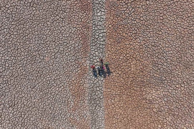 Fotógrafo acompanha famílias que vivem em comunidades indígenas próximas a Manaus, Amazonas. A seca do Rio Negro transformou o percurso, antes percorrido a barco, em estrada     -  (crédito: Chico Batata)