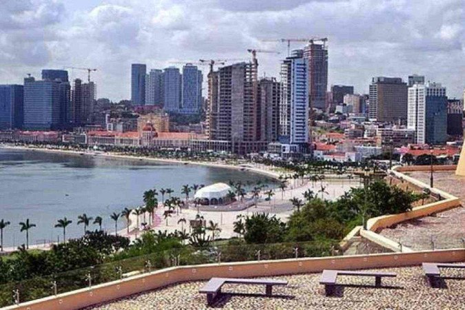 A Fortaleza de São Miguel (1576) vigia o extremo sul da baía de Luanda, Angola -  (crédito: David Stanley/Creative Commons)