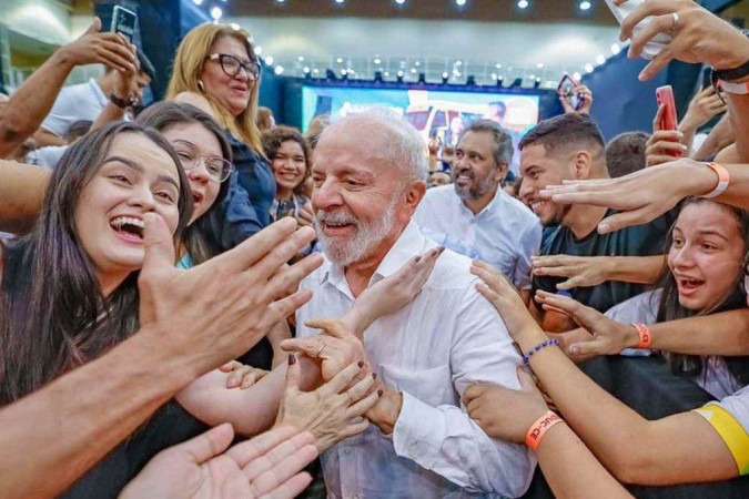 Lula em Fortaleza durante cerimônia de entrega de novos ônibus escolares do Ministério da Educação para municípios do Ceará 
  -  (crédito: Ricardo Stuckert/PR)