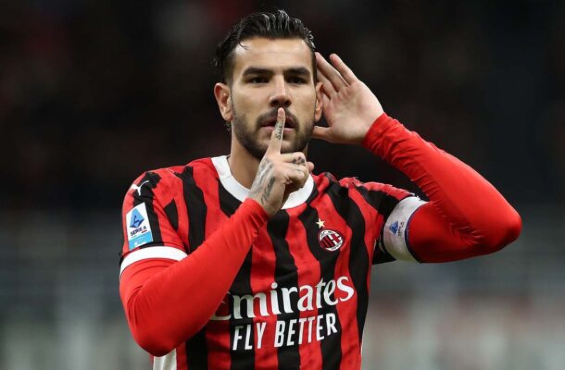  MILAN, ITALY - SEPTEMBER 14: Theo Hernandez of AC Milan celebrates after scoring the opening goal during the Serie A match between AC Milan and Venezia at Stadio Giuseppe Meazza on September 14, 2024 in Milan, Italy. (Photo by Marco Luzzani/Getty Images)
     -  (crédito:  Getty Images)