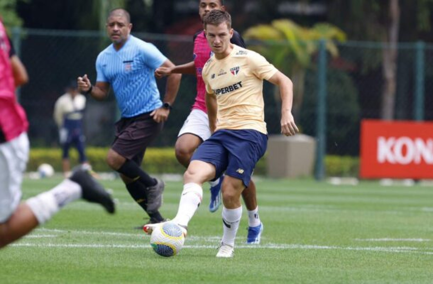 Com reservas, São Paulo vence jogo-treino no CT da Barra Funda