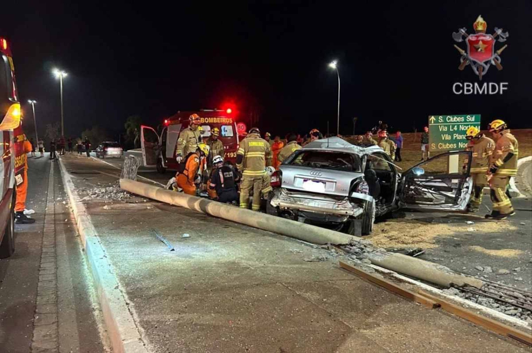 O grave acidente ocorreu no viaduto que dá acesso à Ponte JK, entre as L4 Norte e Sul