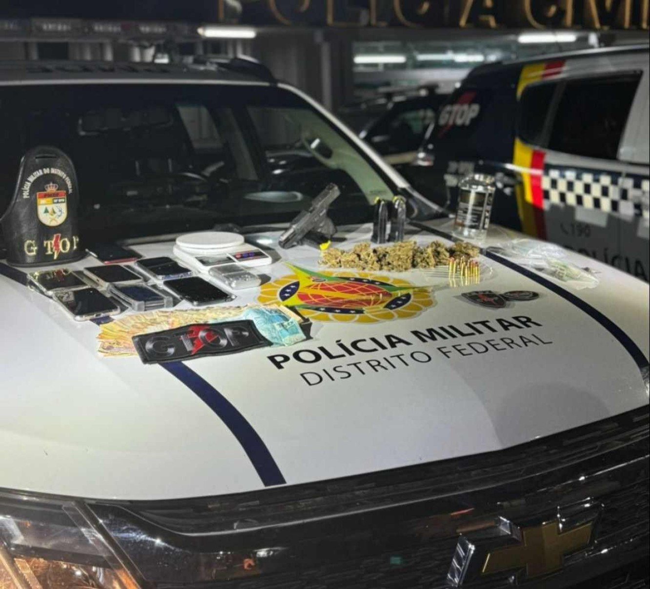 Dupla é presa com arma, munições, drogas e dinheiro no Itapoã