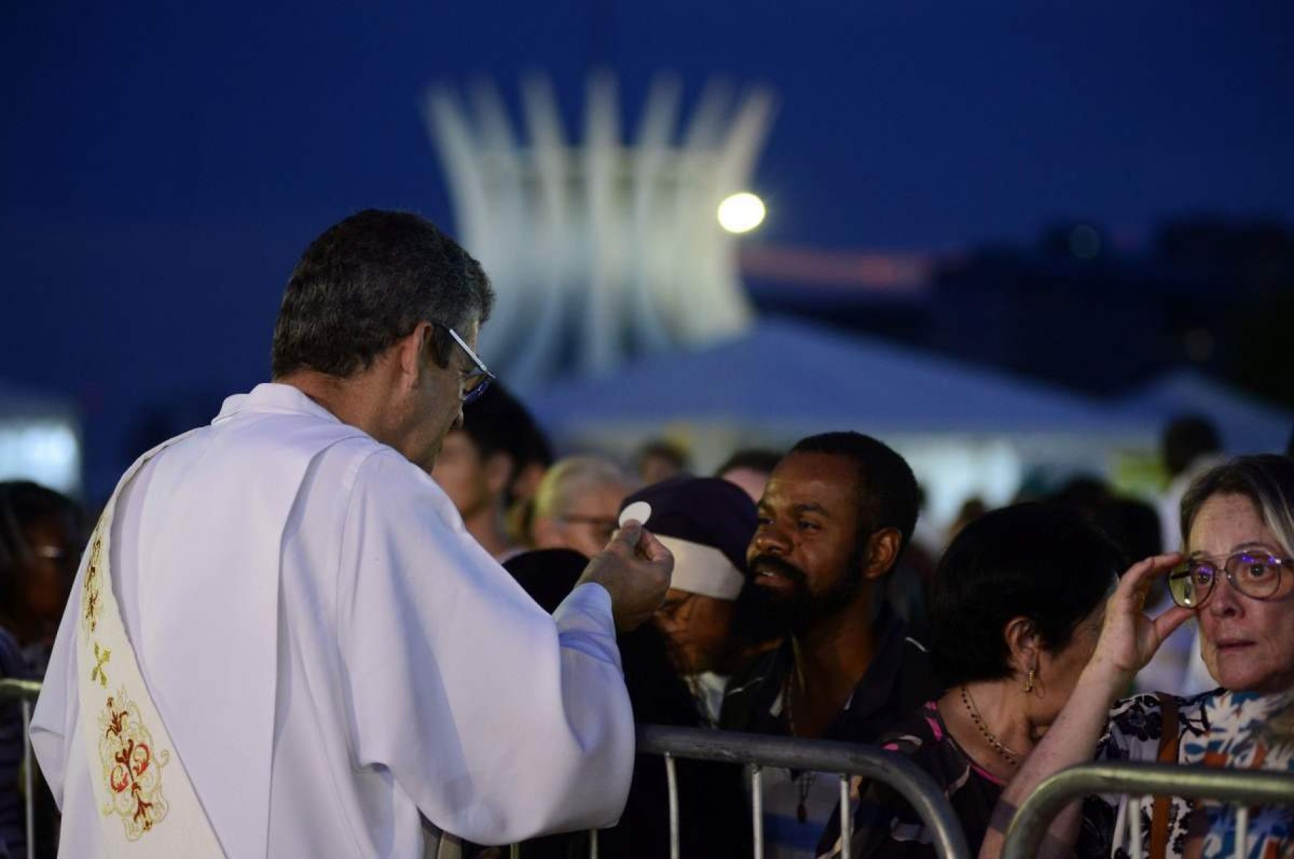 A missa foi conduzida pelo arcebispo de Brasília, cardeal Paulo Cezar Costa, que enfatizou a importância de uma igreja que busque servir à sociedade