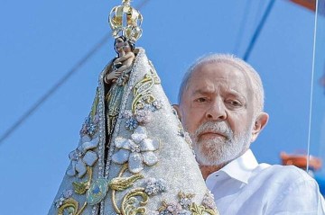 Presidente Lula segura a imagem de Nossa Senhora de Nazaré -  (crédito:  AFP)