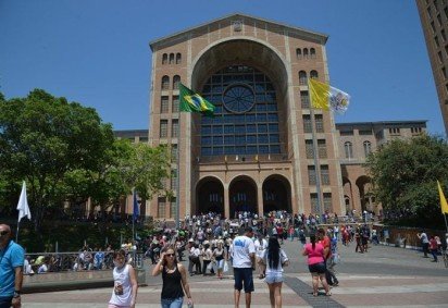 Festa também no Santuário de Nossa Senhora Aparecida, em Aparecida do Norte, São Paulo, uma das maiores basílicas do mundo. Afinal, 12 de outubro é Dia da Padroeira do Brasil.  -  (crédito: flickr - Agência Brasil Fotografias)