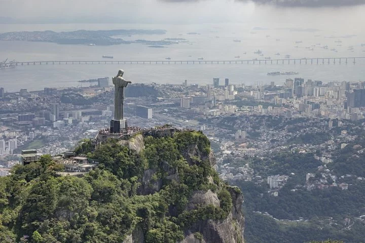 A ideia de construir uma grande estátua no alto do Corcovado foi sugerida pela primeira vez em meados do século XIX, mas foi o Círculo Católico do Rio de Janeiro que conseguiu as doações necessárias para colocar a ideia em prática no início do século XX. -  (crédito: wikimedia commons Arne Müseler)