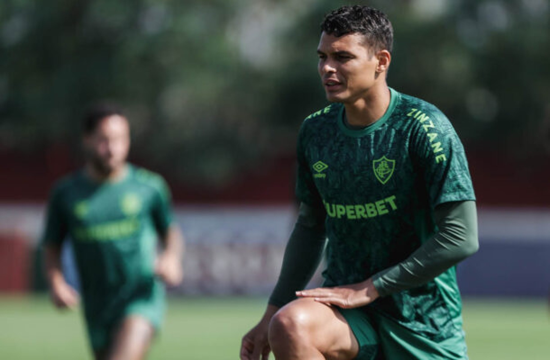 Thiago Silva treina no campo e tem chance de jogar o Fla-Flu