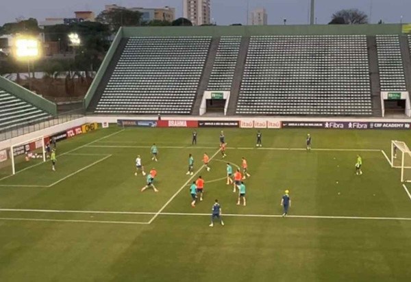 Treino em campo reduzido encerrou a primeira atividade do Brasil no Bezerrão neste sábado -  (crédito: Victor Parrini/CB.DA Press)