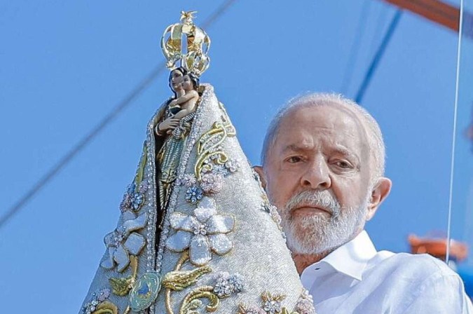 Presidente Lula segura a imagem de Nossa Senhora de Nazaré -  (crédito:  AFP)