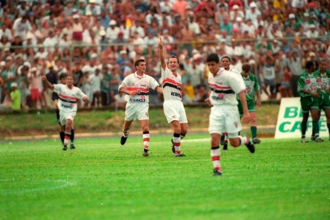 Júnior, como era chamado Dorival nos tempos de jogador, comemora o gol do Botafogo-SP apontando para o céu contra o Gama, no Bezerrão, pela Série B de 1998  -  (crédito: Wanderley Pozzebom/CB.DA Press)