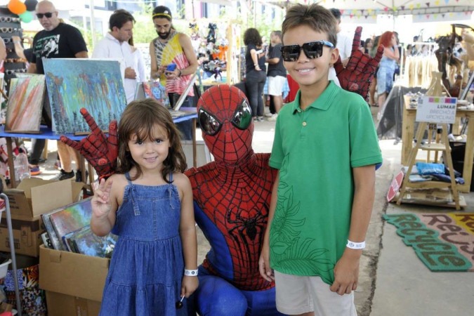 Isac, 9, e Emanuele, 5, divertiram-se com o Homem Aranha. Os irmãos foram ao passeio com os pais, Vanilton Carvalho e Viviane -  (crédito: Minervino Júnior/CB/D.A.Press)