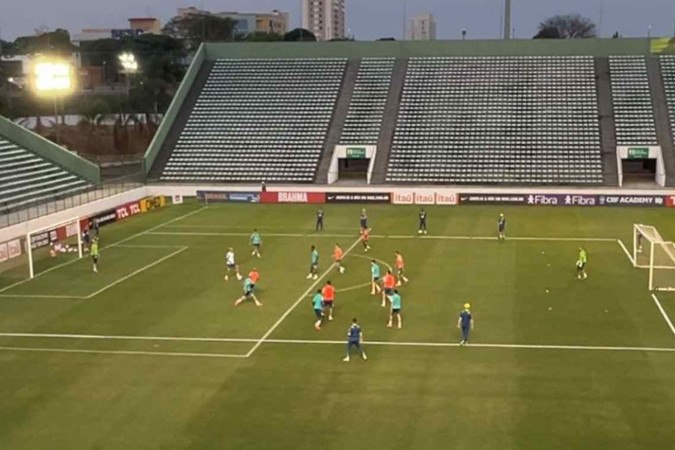 Treino em campo reduzido encerrou a primeira atividade do Brasil no Bezerrão neste sábado -  (crédito: Victor Parrini/CB.DA Press)