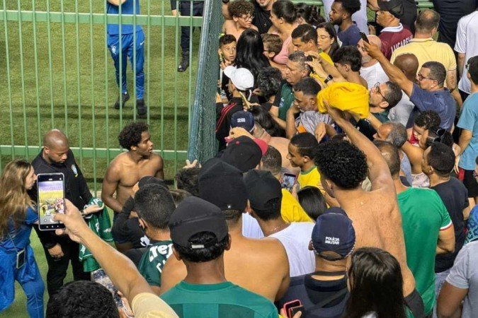 O p&uacute;blico do Gama aguarda para acompanhar treino da Sele&ccedil;&atilde;o Brasileira no Bezerr&atilde;o, na tarde deste s&aacute;bado (12/10),  -  (crédito: Arthur Ribeiro/CB/D.A. Press)