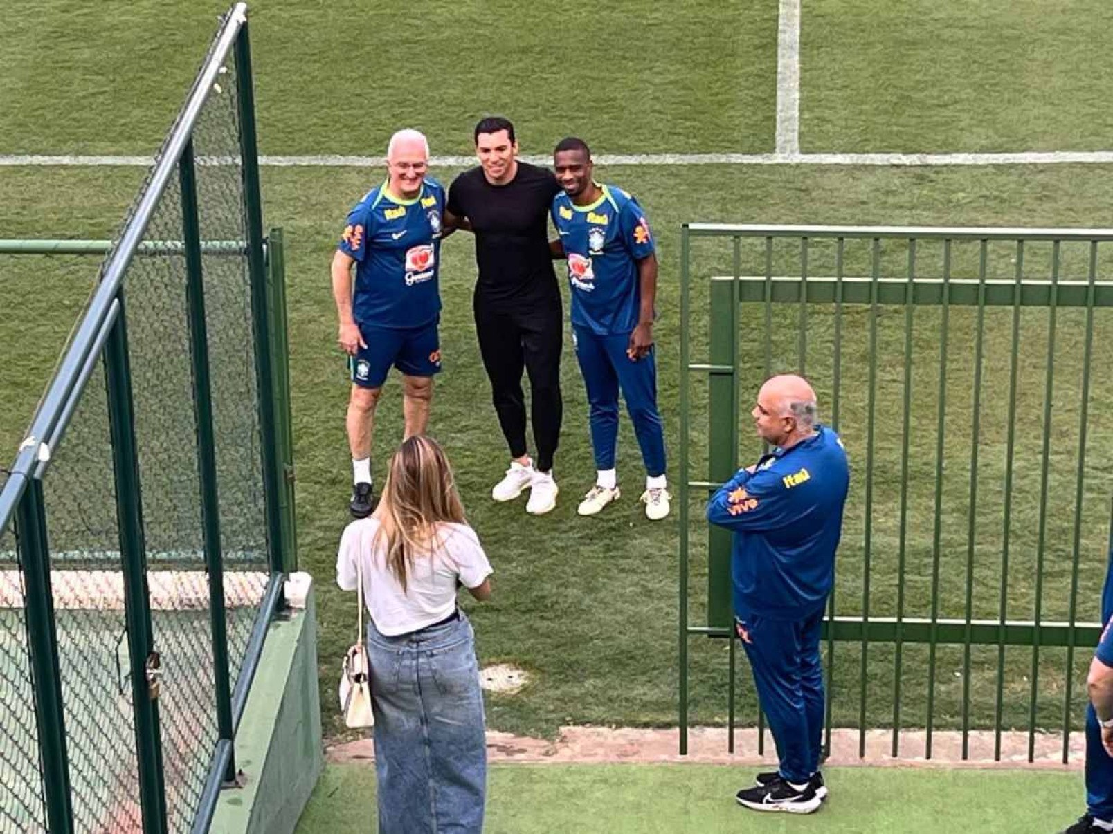 Campeão da Copa de 2002, Lúcio prestigia treino da Seleção no Bezerrão