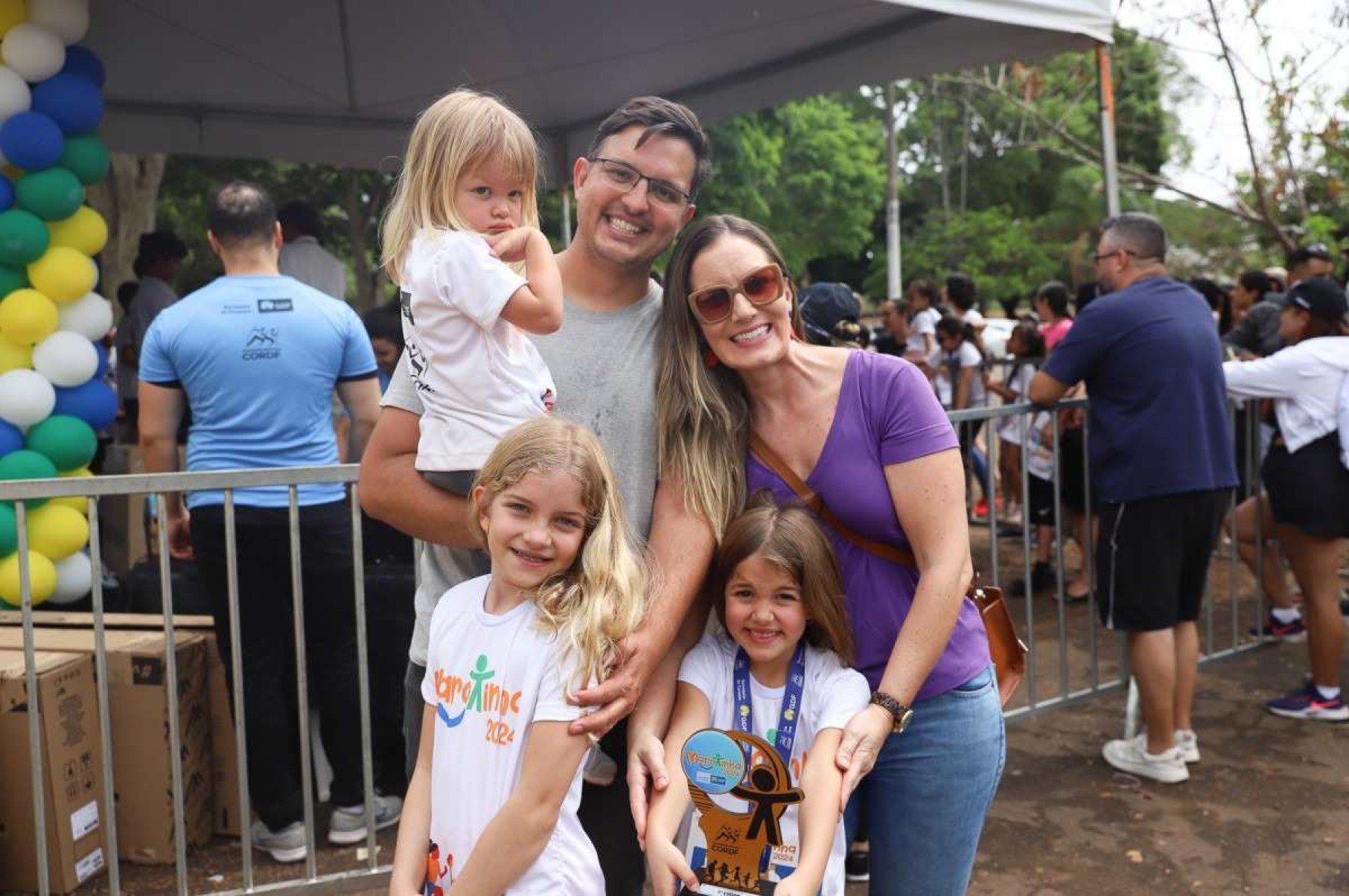 Eurípedes e Luciana Carneiro levaram as três filhas, Maria Clara (9), Maria Beatriz (6) e Maria Luísa (2)