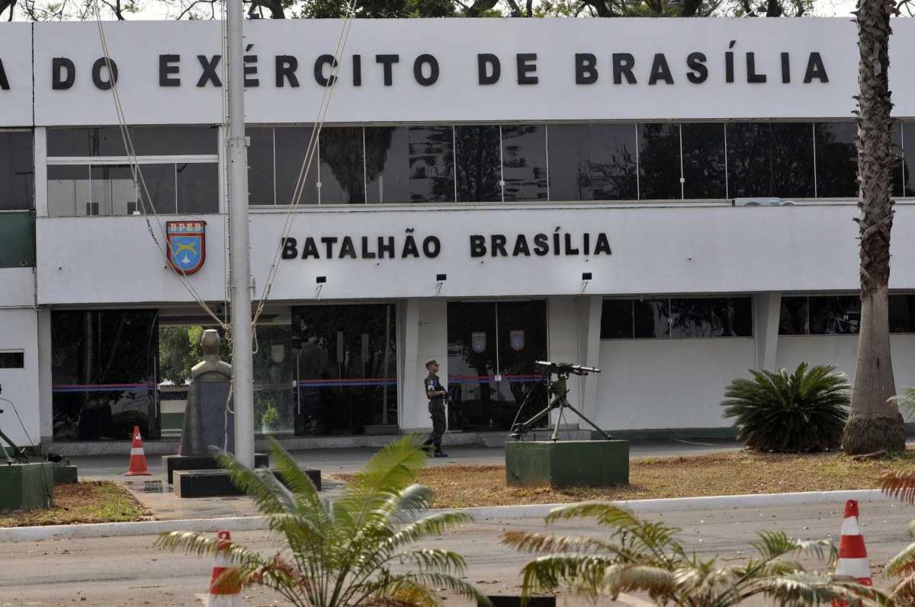 Árvore caiu sobre o soldado em frente ao quartel, durante uma forte chuva