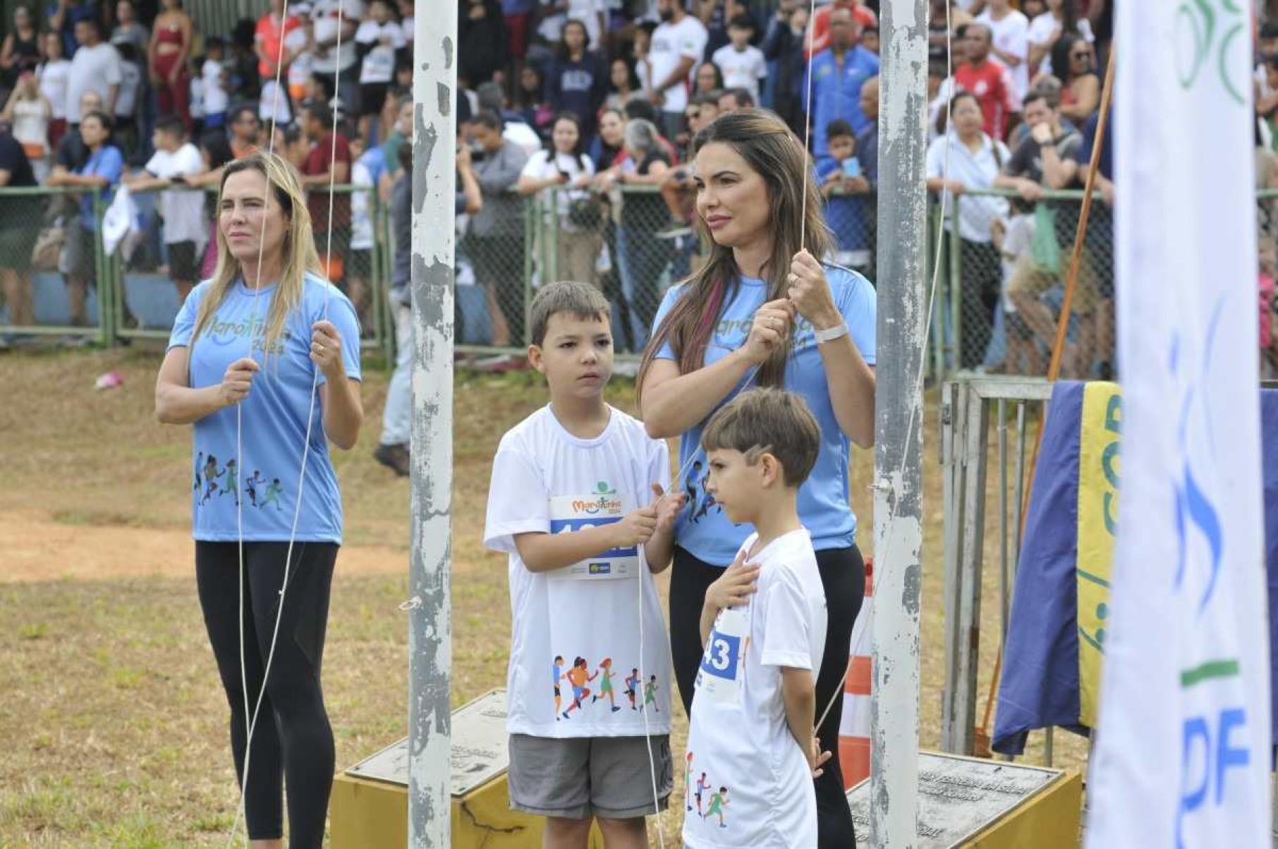 A distrital Paula Belmonte (D) levou os filhos Arthur, de 9 anos, e Heitor, de 6